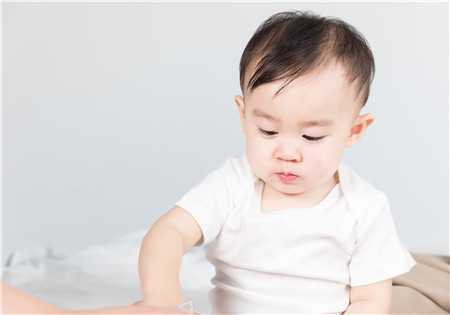 上海代怀产子，婴儿吃奶呛奶急救措施